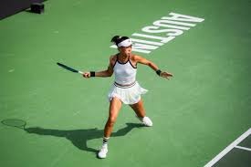 迈阿密马林鱼队总经理伍佩琴因与老板意见不合，于 2023 年底离职