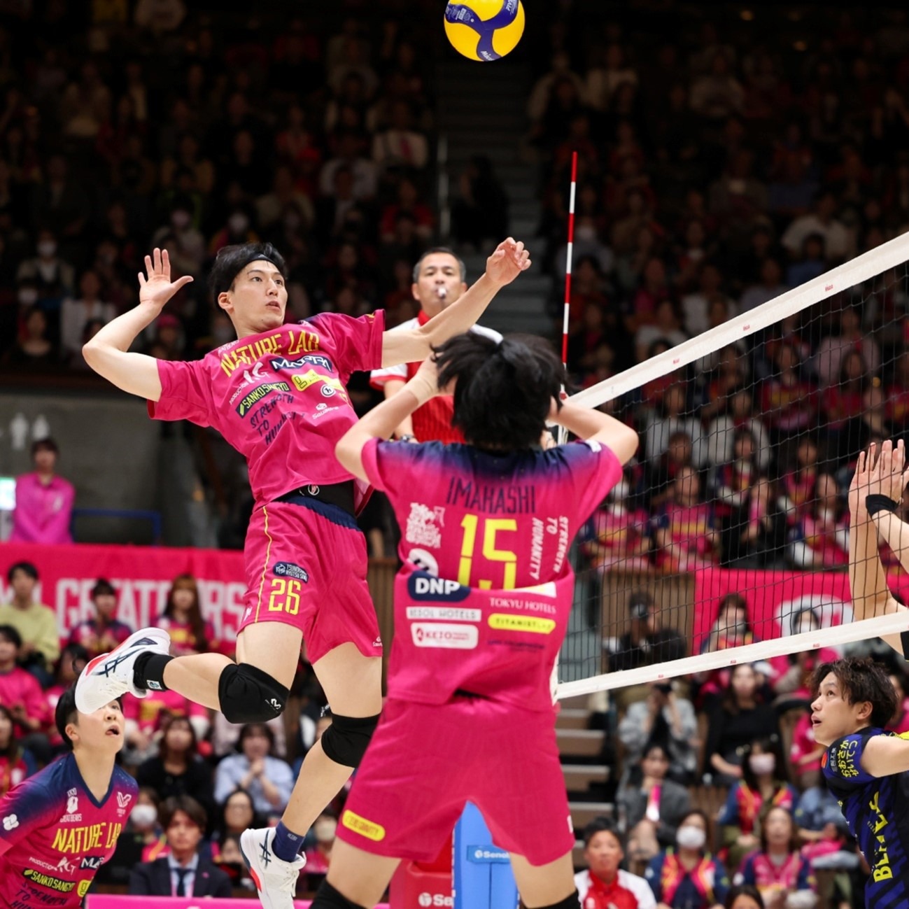 足球国足公开训练吸引千名球迷现场加油